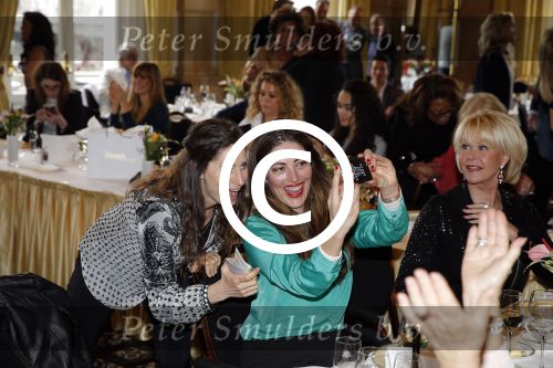 Amsterdam 21 maart 2016  
Strong woman award in het Amstel hotel.
Sheila de Vries met Nadia Palesa