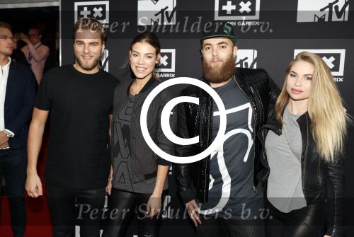Amsterdam 11 april 2016
Premiere documentaire Martin Garrix in tuschinski. Dj showtek met vriendinnen