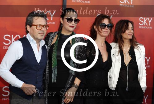 Amsterdam  3 april 2016
Premiere musical Sky in het Amsterdam theater.
Suzanne en Monique Klemann met partners