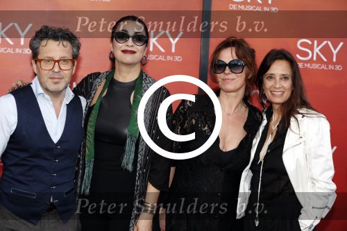 Amsterdam  3 april 2016
Premiere musical Sky in het Amsterdam theater.
Suzanne en Monique Klemann met partners