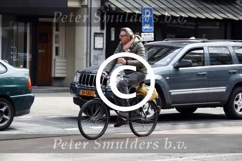 Amsterdam 14 april 2016 
Ursul de Geer op de fiets in amsterdam zuid