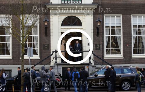 Amsterdam 30 maart 2016
DE Koning van Marokko vertrekt vanuit het Wasldorf Astoriua hotel. Directeur Roberto Payer (directeur Waldorf Astoria) zwaait hem uit. Buiten staan 1000 marokaanen/ fans om hem aan te moedigen.