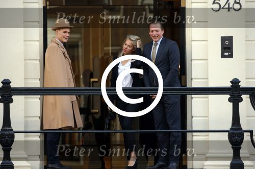 Amsterdam 30 maart 2016
DE Koning van Marokko vertrekt vanuit het Wasldorf Astoriua hotel. Directeur Roberto Payer (directeur Waldorf Astoria) zwaait hem uit. Buiten staan 1000 marokaanen/ fans om hem aan te moedigen.