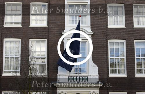 Amsterdam 30 maart 2016
DE Koning van Marokko vertrekt vanuit het Wasldorf Astoriua hotel. Directeur Roberto Payer (directeur Waldorf Astoria) zwaait hem uit. Buiten staan 1000 marokaanen/ fans om hem aan te moedigen.