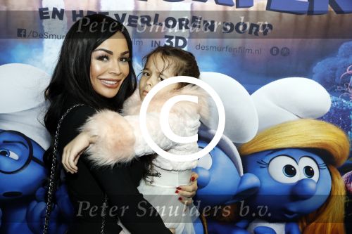 Amsterdam 18 maart 2017 
premiere Smurfen in  Pathe Arena. Amanda Balk met dochter Vegas