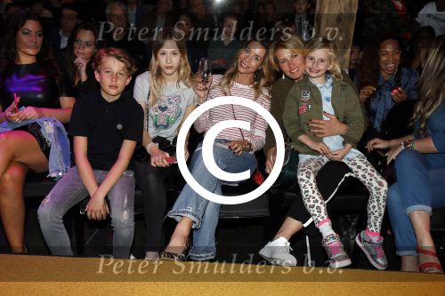 Amsterdam 26 maart 2017
Modeshow freshkids in the harbour club . kinderen en vrouwen van diverse voetballers liepen mee. Anoiuk Smulders met Bo en Max en renee Vervoorn met Lisa