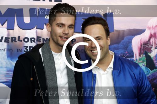 Amsterdam 18 maart 2017 
premiere Smurfen in  Pathe Arena. Barry Paf met vriend