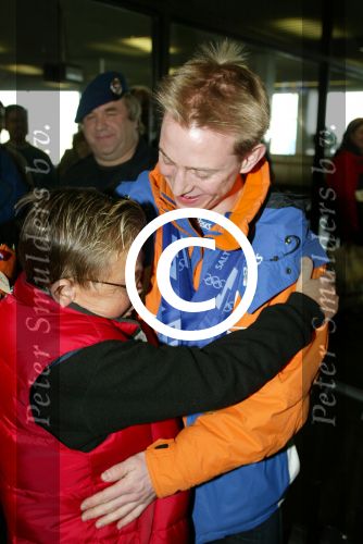 Schiphol 26 februari 2002

Terugkomst sporters van de Olympische winterspelen in Salt Lake city.
Jochem Uytdehaage met vriendin, Gerard v Velde met vriendin, Janni Romme met vrou, Rintje Ritsma, Carl Verheyen en Andrea Nuyt, Peter Mueller en Marianne Timmer,Bob de Jong, Erben Wennemars en Renate vd Zalm.

Peter Smulders bv