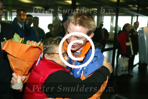 Schiphol 26 februari 2002

Terugkomst sporters van de Olympische winterspelen in Salt Lake city.
Jochem Uytdehaage met vriendin, Gerard v Velde met vriendin, Janni Romme met vrou, Rintje Ritsma, Carl Verheyen en Andrea Nuyt, Peter Mueller en Marianne Timmer,Bob de Jong, Erben Wennemars en Renate vd Zalm.

Peter Smulders bv