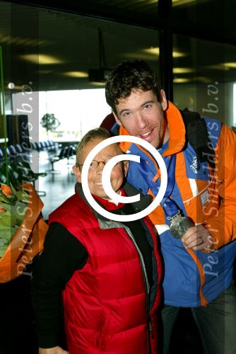 Schiphol 26 februari 2002

Terugkomst sporters van de Olympische winterspelen in Salt Lake city.
Jochem Uytdehaage met vriendin, Gerard v Velde met vriendin, Janni Romme met vrou, Rintje Ritsma, Carl Verheyen en Andrea Nuyt, Peter Mueller en Marianne Timmer,Bob de Jong, Erben Wennemars en Renate vd Zalm.

Peter Smulders bv