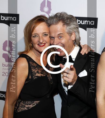 Hilversum 6 maart 2017
Uitreiking Buma awards in studio 21. Blof met hun dames. Paskal jacobsen Norman Bonink Peter Slager en Bas Kennis met hun vrouwen