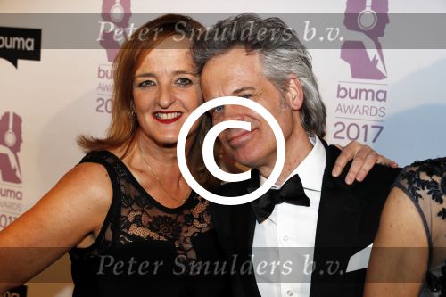 Hilversum 6 maart 2017
Uitreiking Buma awards in studio 21. Blof met hun dames. Paskal jacobsen Norman Bonink Peter Slager en Bas Kennis met hun vrouwen