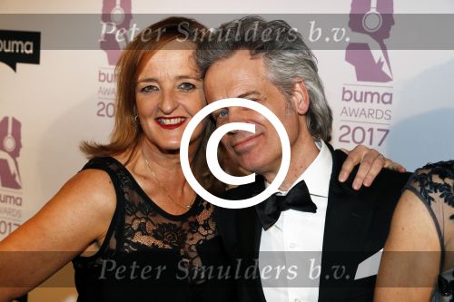 Hilversum 6 maart 2017
Uitreiking Buma awards in studio 21. Blof met hun dames. Paskal jacobsen Norman Bonink Peter Slager en Bas Kennis met hun vrouwen