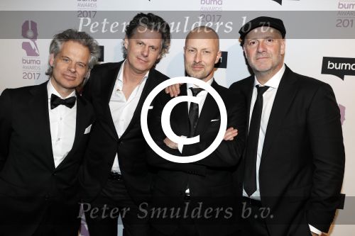 Hilversum 6 maart 2017
Uitreiking Buma awards in studio 21. Blof met hun dames. Paskal jacobsen Norman Bonink Peter Slager en Bas Kennis met hun vrouwen