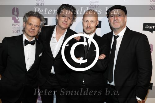Hilversum 6 maart 2017
Uitreiking Buma awards in studio 21. Blof met hun dames. Paskal jacobsen Norman Bonink Peter Slager en Bas Kennis met hun vrouwen
