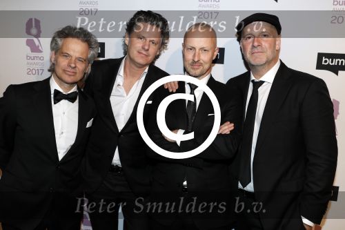 Hilversum 6 maart 2017
Uitreiking Buma awards in studio 21. Blof met hun dames. Paskal jacobsen Norman Bonink Peter Slager en Bas Kennis met hun vrouwen