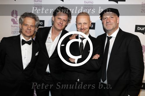 Hilversum 6 maart 2017
Uitreiking Buma awards in studio 21. Blof met hun dames. Paskal jacobsen Norman Bonink Peter Slager en Bas Kennis met hun vrouwen