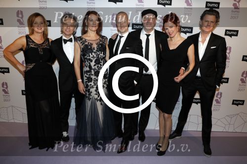 Hilversum 6 maart 2017
Uitreiking Buma awards in studio 21. Blof met hun dames. Paskal jacobsen Norman Bonink Peter Slager en Bas Kennis met hun vrouwen