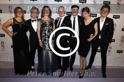 Hilversum 6 maart 2017
Uitreiking Buma awards in studio 21. Blof met hun dames. Paskal jacobsen Norman Bonink Peter Slager en Bas Kennis met hun vrouwen