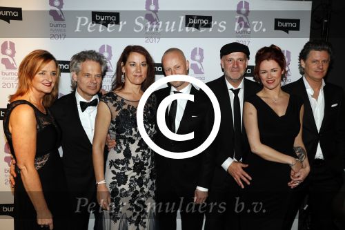 Hilversum 6 maart 2017
Uitreiking Buma awards in studio 21. Blof met hun dames. Paskal jacobsen Norman Bonink Peter Slager en Bas Kennis met hun vrouwen