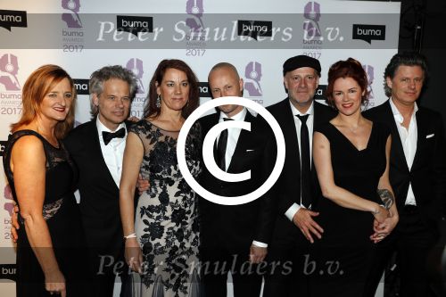 Hilversum 6 maart 2017
Uitreiking Buma awards in studio 21. Blof met hun dames. Paskal jacobsen Norman Bonink Peter Slager en Bas Kennis met hun vrouwen