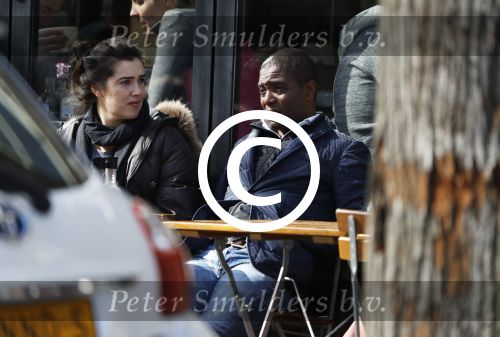 Amsterdam 26 maart 2017 
Bryan Roy met vriendin op terras