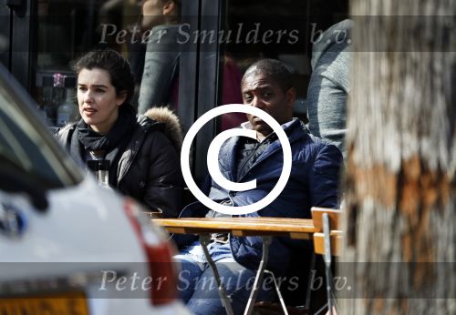 Amsterdam 26 maart 2017 
Bryan Roy met vriendin op terras