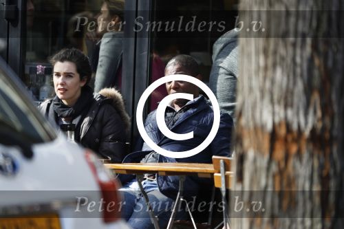 Amsterdam 26 maart 2017 
Bryan Roy met vriendin op terras