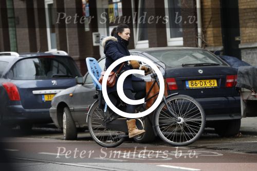 Amsterdam 1 maart 2017 
Caro Emerald op haar fiets bij haar huis