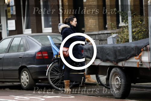 Amsterdam 1 maart 2017 
Caro Emerald op haar fiets bij haar huis