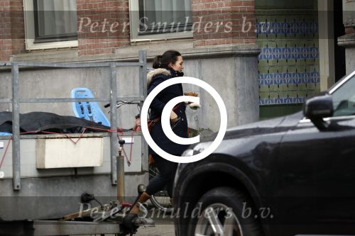 Amsterdam 1 maart 2017 
Caro Emerald op haar fiets bij haar huis