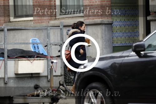Amsterdam 1 maart 2017 
Caro Emerald op haar fiets bij haar huis