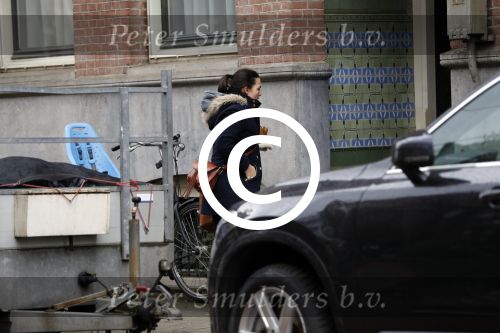 Amsterdam 1 maart 2017 
Caro Emerald op haar fiets bij haar huis