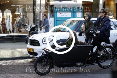 Amsterdam 24 maart 2017 
Charlotte Heitinga met haar kinderen Jezebel en Lennox in bakfiets
