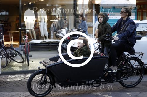 Amsterdam 24 maart 2017 
Charlotte Heitinga met haar kinderen Jezebel en Lennox in bakfiets