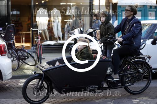 Amsterdam 24 maart 2017 
Charlotte Heitinga met haar kinderen Jezebel en Lennox in bakfiets