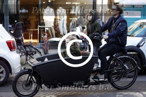 Amsterdam 24 maart 2017 
Charlotte Heitinga met haar kinderen Jezebel en Lennox in bakfiets