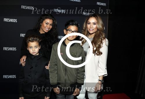 Amsterdam 26 maart 2017
Modeshow freshkids in the harbour club . kinderen en vrouwen van diverse voetballers liepen mee. Cheyen van Slee met zoon