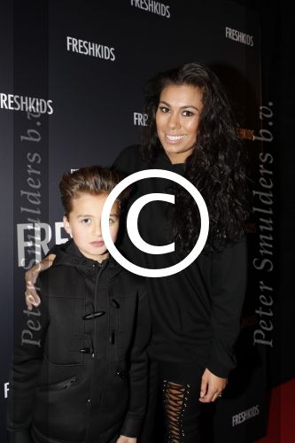 Amsterdam 26 maart 2017
Modeshow freshkids in the harbour club . kinderen en vrouwen van diverse voetballers liepen mee. Cheyen van Slee met zoon