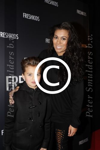Amsterdam 26 maart 2017
Modeshow freshkids in the harbour club . kinderen en vrouwen van diverse voetballers liepen mee. Cheyen van Slee met zoon