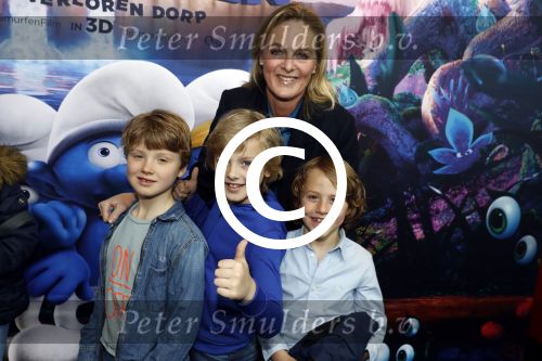 Amsterdam 18 maart 2017 
premiere Smurfen in  Pathe Arena. Claudia Klein met kids
