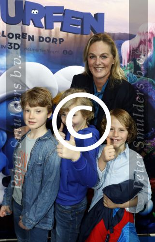 Amsterdam 18 maart 2017 
premiere Smurfen in  Pathe Arena. Claudia Klein met kids