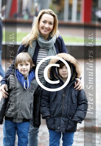 Amsterdam 18 maart 2017 
premiere Smurfen in  Pathe Arena. Cynthia abma met kind(eren)