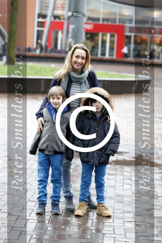 Amsterdam 18 maart 2017 
premiere Smurfen in  Pathe Arena. Cynthia abma met kind(eren)
