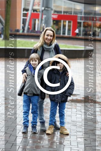 Amsterdam 18 maart 2017 
premiere Smurfen in  Pathe Arena. Cynthia abma met kind(eren)