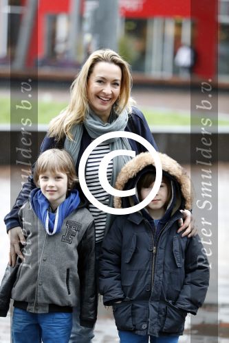 Amsterdam 18 maart 2017 
premiere Smurfen in  Pathe Arena. Cynthia abma met kind(eren)
