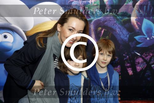 Amsterdam 18 maart 2017 
premiere Smurfen in  Pathe Arena. Cynthia abma met kind(eren)