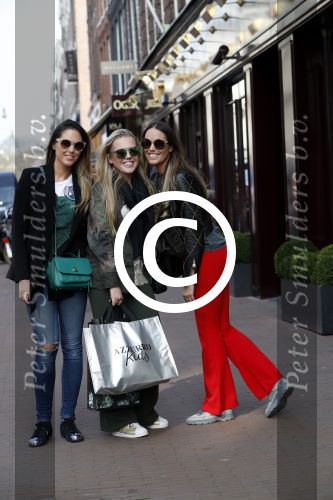 Amsterdam 28 maart 2017
Maybritt Slof en Danielle Slof met een vriendin op de pc hooftstraat