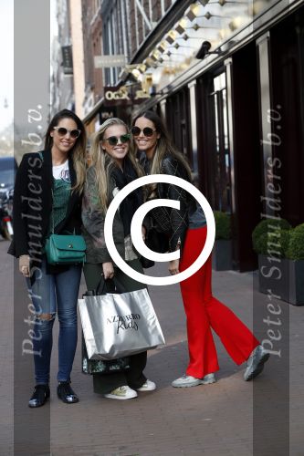 Amsterdam 28 maart 2017
Maybritt Slof en Danielle Slof met een vriendin op de pc hooftstraat