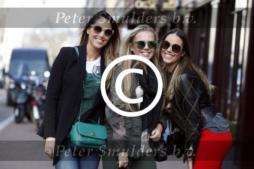 Amsterdam 28 maart 2017
Maybritt Slof en Danielle Slof met een vriendin op de pc hooftstraat